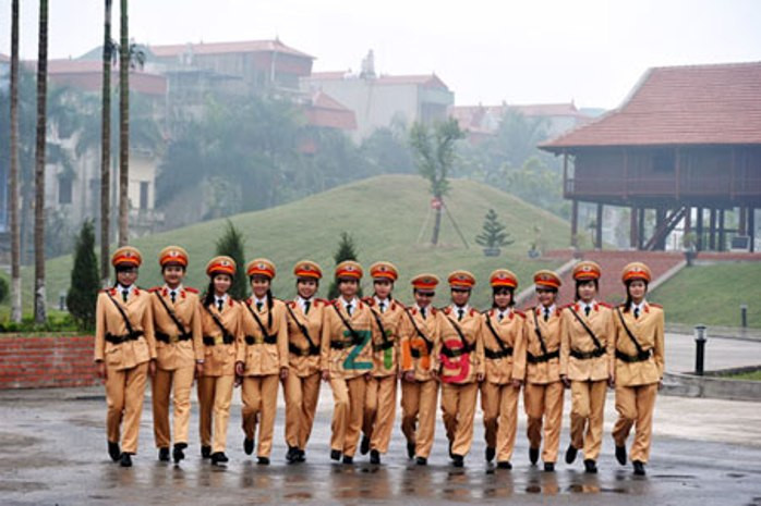 Các cô gái trong đồng phục nữ cảnh sát giao thông. Các cô gái trong đồng phục nữ cảnh sát giao thông.