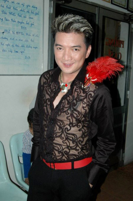 Đàm Vĩnh Hưng bị nghi ngờ về giới tính bởi phong cách thời trang quá điệu đà của anh. Đàm Vĩnh Hưng bị nghi ngờ về giới tính bởi phong cách thời trang quá điệu đà của anh.