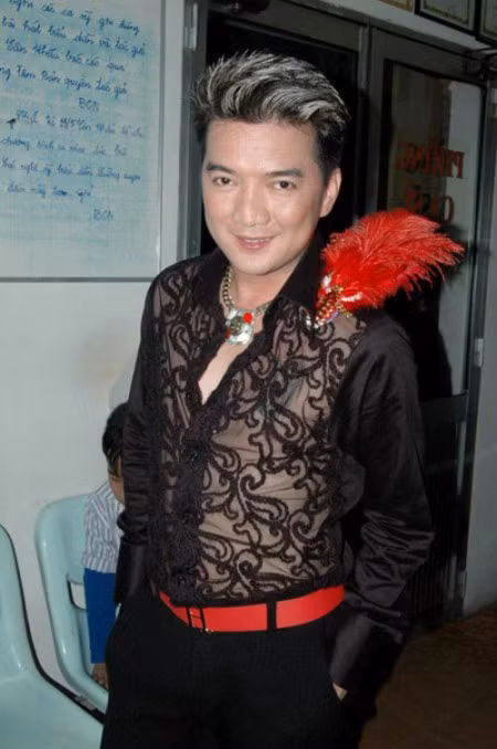 Đàm Vĩnh Hưng bị nghi ngờ về giới tính bởi phong cách thời trang quá điệu đà của anh.