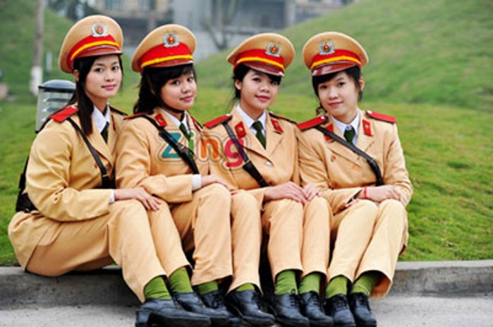 Các cô gái duyên dáng bên khuôn viên trường. Tại HV CSND, bên cạnh những tòa nhà hiện đại, sân thể dục rộng rãi, sinh viên còn có những đồi cỏ nhân tạo rất đẹp. Các cô gái duyên dáng bên khuôn viên trường. Tại HV CSND, bên cạnh những tòa nhà hiện đại, sân thể dục rộng rãi, sinh viên còn có những đồi cỏ nhân tạo rất đẹp.