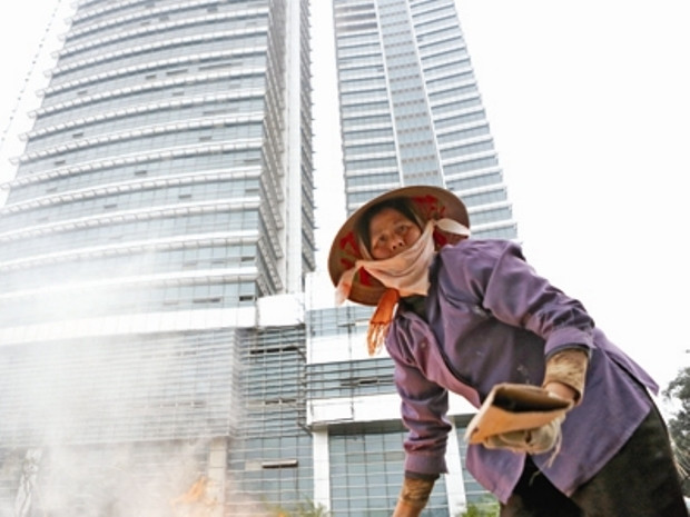 Giá điện mà EVN dự kiến sẽ cao chót vót có đè nặng lên lưng người tiêu dùng (ảnh chụp trước tòa nhà EVN) Giá điện mà EVN dự kiến sẽ cao chót vót có đè nặng lên lưng người tiêu dùng (ảnh chụp trước tòa nhà EVN)