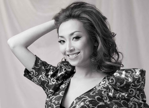 Như Ý cho rằng đối với người mới gặp, bao giờ cũng nên giữ một khoảng cách nhất định. Như Ý cho rằng đối với người mới gặp, bao giờ cũng nên giữ một khoảng cách nhất định.