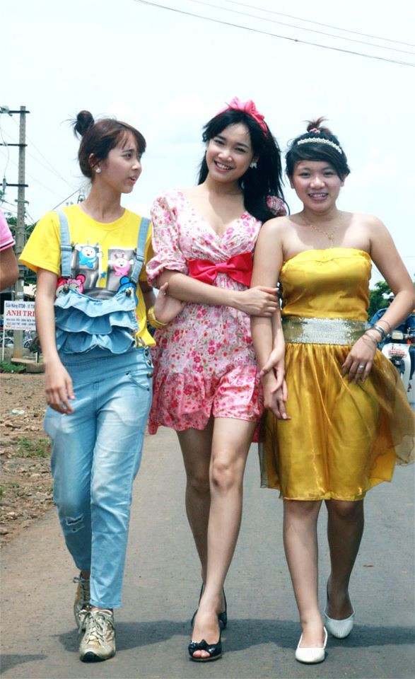 Ấn tượng ban đầu về Nhã Phương là nét trẻ trung, khuôn mặt xinh xắn, ngoại hình cân đối và nụ cười bừng sáng một cách thân thiện, đáng yêu.