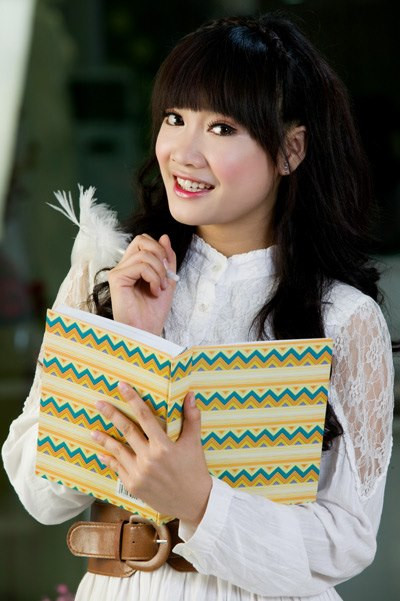 Cô nàng có những sở thích và thói quen rất dễ thương như: ăn quà vặt, nghe nhạc và múa ballet.