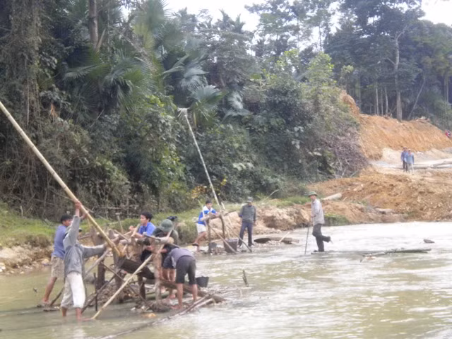 Từng nhóm người chia nhau các góc sông lặn ngụp, đào, đãi tìm... vàng vụn