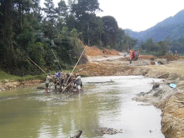 Con sông nơi người dân tìm đến "kiếm cơm" nằm sát cạnh đường đi tuyến liên xã của huyện Thường Xuân Con sông nơi người dân tìm đến "kiếm cơm" nằm sát cạnh đường đi tuyến liên xã của huyện Thường Xuân
