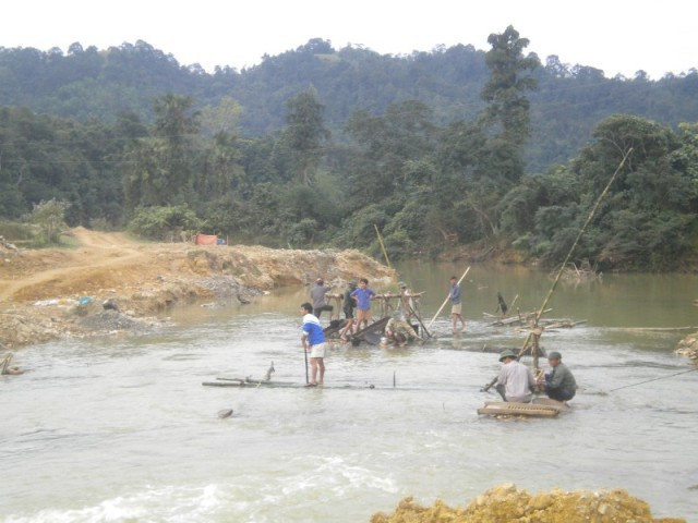 Dòng sông bên chân đồi Lệ Khê đang bị tàn phá nghiêm trọng Dòng sông bên chân đồi Lệ Khê đang bị tàn phá nghiêm trọng