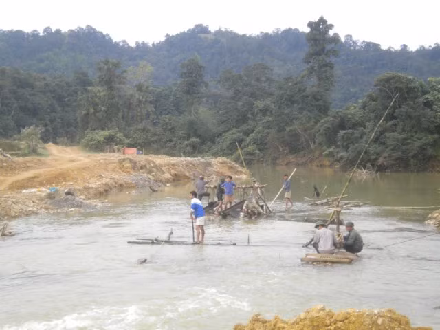 Dòng sông bên chân đồi Lệ Khê đang bị tàn phá nghiêm trọng