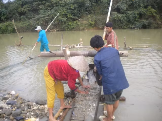 "Vẫn biết nguy hiểm nhưng không làm vậy thì đói lắm", một phu vàng tâm sự