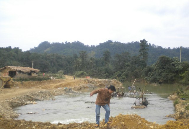 Con sông ngày càng rộng lớn bởi sự đào khoét không ngừng nghỉ của người dân Con sông ngày càng rộng lớn bởi sự đào khoét không ngừng nghỉ của người dân