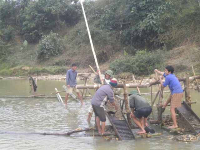 Ngâm mình dưới nước cả ngày nhưng không tìm được chút vàng nào là chuyện bình thường Ngâm mình dưới nước cả ngày nhưng không tìm được chút vàng nào là chuyện bình thường