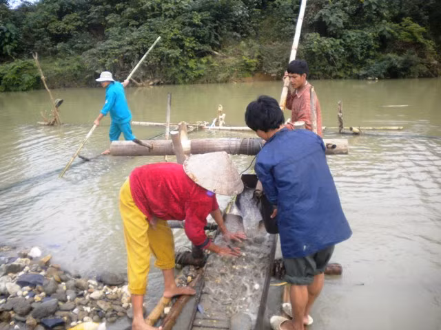 Những người phụ nữ Thái cũng không quan ngại vất vả