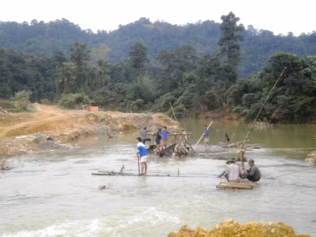 Ngày nào cũng vậy, hàng trăm người dân miền núi các xã Xuân Chinh, Vạn Xuân, Xuân Lẹ… (Thường Xuân - Thanh Hóa) vẫn kéo nhau đến đây tìm cơ may