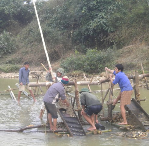 Dụng cụ thô sơ và di động để tránh lực lượng an ninh địa phương Dụng cụ thô sơ và di động để tránh lực lượng an ninh địa phương