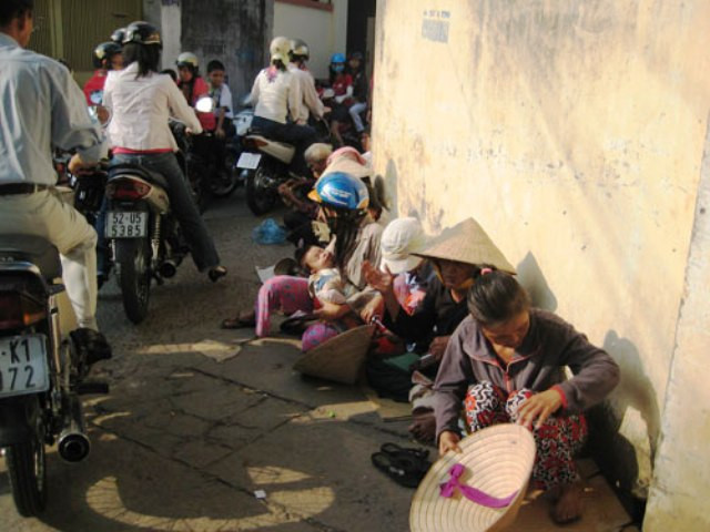 Tuy nằm trong hẻm nhưng chùa Già Lam (đường Phan Văn Trị, quận Gò Vấp- TPHCM) là điểm tập trung của đông đảo lực lượng “cái bang” Tuy nằm trong hẻm nhưng chùa Già Lam (đường Phan Văn Trị, quận Gò Vấp- TPHCM) là điểm tập trung của đông đảo lực lượng “cái bang”