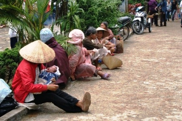 Đường đi từ chân núi lên tượng đài Quan Thế Âm dài chừng 500m có đến gần 100 người ăn xin. Đường đi từ chân núi lên tượng đài Quan Thế Âm dài chừng 500m có đến gần 100 người ăn xin.