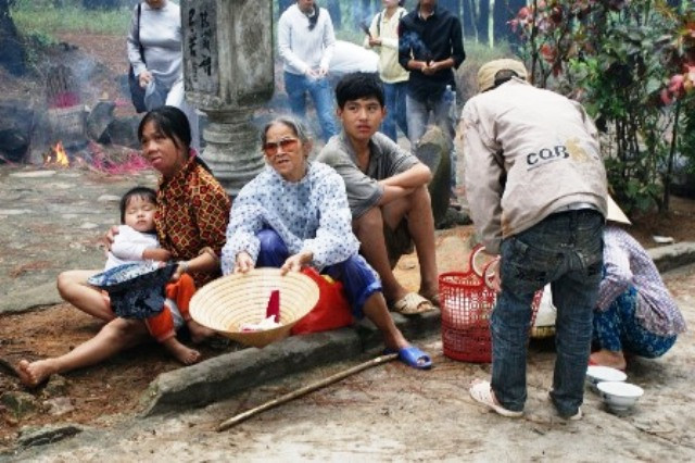 Cả một gia đình đi ăn xin (Ảnh Bá Dương - Dân trí) Cả một gia đình đi ăn xin (Ảnh Bá Dương - Dân trí)