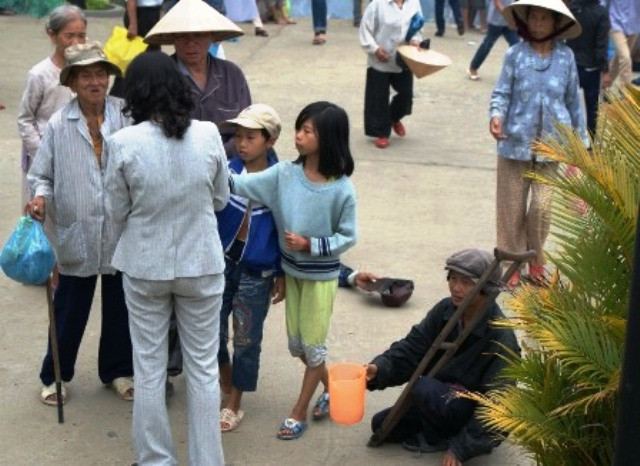 Tượng đài Quan Thế Âm trên núi Tứ Tượng (thôn Bằng Lãng, xã Thủy Bằng, thị xã Hương Thủy) "nổi tiếng" về nạn ăn xin đeo bám du khách Tượng đài Quan Thế Âm trên núi Tứ Tượng (thôn Bằng Lãng, xã Thủy Bằng, thị xã Hương Thủy) "nổi tiếng" về nạn ăn xin đeo bám du khách