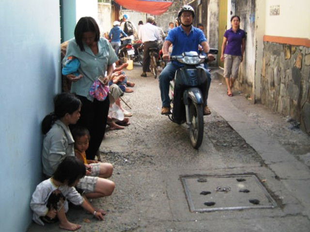 Đội quân ăn xin vây kín cổng chùa Già Lam (quận Gò Vấp- TPHCM) Đội quân ăn xin vây kín cổng chùa Già Lam (quận Gò Vấp- TPHCM)