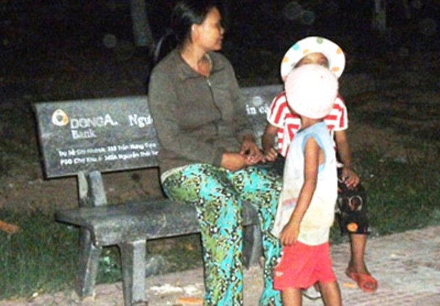 Cứ tầm 10 giờ sáng trở đi, TP Quy Nhơn (Bình Định) lại xuất hiện nhiều nhóm trẻ, mỗi nhóm 2-5 em, xuất hiện tại các quán ăn, khu vực đông người để ăn xin. Sau khi xin được tiền, hai bé gái này chạy ngay ra đưa cho “chủ” (Ảnh PL.HCM) Cứ tầm 10 giờ sáng trở đi, TP Quy Nhơn (Bình Định) lại xuất hiện nhiều nhóm trẻ, mỗi nhóm 2-5 em, xuất hiện tại các quán ăn, khu vực đông người để ăn xin. Sau khi xin được tiền, hai bé gái này chạy ngay ra đưa cho “chủ” (Ảnh PL.HCM)