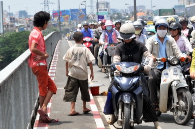 Bắt trẻ em ra đường xin tiền khách (Ảnh Từ Kế Tường) Bắt trẻ em ra đường xin tiền khách (Ảnh Từ Kế Tường)