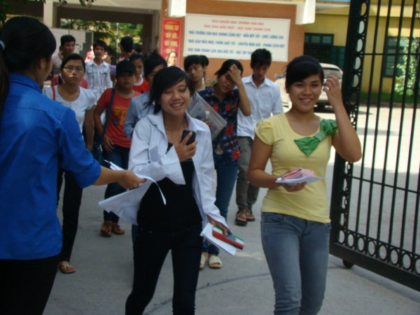 Sĩ tử tươi cười kết thúc kì thi ĐH, CĐ 2012 (Ảnh Bích Thảo) Sĩ tử tươi cười kết thúc kì thi ĐH, CĐ 2012 (Ảnh Bích Thảo)
