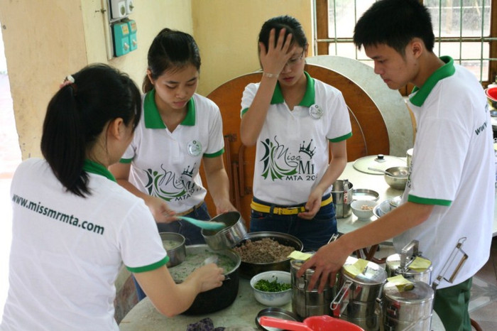 Tất bật chuẩn bị bữa ăn thịnh soạn Tất bật chuẩn bị bữa ăn thịnh soạn