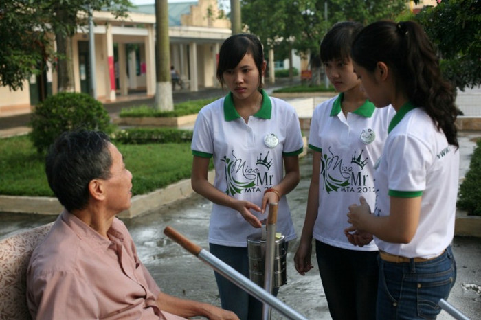 Các Miss Học viện quan tâm hỏi thăm từng cựu chiến binh. Khi nghe các cựu chiến binh kể về những gian khổ trong chiến đấu, những hi sinh, mất mát không khỏi làm các bạn rưng rưng xúc động. Các Miss Học viện quan tâm hỏi thăm từng cựu chiến binh. Khi nghe các cựu chiến binh kể về những gian khổ trong chiến đấu, những hi sinh, mất mát không khỏi làm các bạn rưng rưng xúc động.