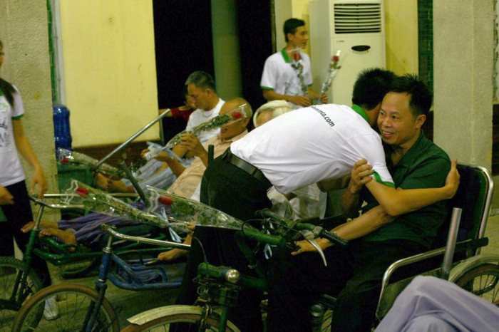 Những cái ôm nghĩa tình, đầy cảm động của thể hệ trẻ dành cho những người đã gửi lại một phần cơ thể tại chiến trường vì... Những cái ôm nghĩa tình, đầy cảm động của thể hệ trẻ dành cho những người đã gửi lại một phần cơ thể tại chiến trường vì...