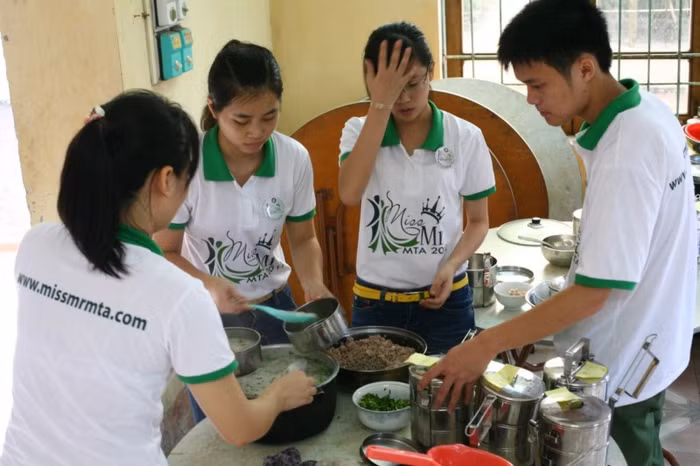 Tất bật chuẩn bị bữa ăn thịnh soạn