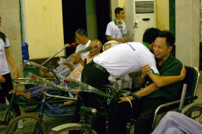 Những cái ôm nghĩa tình, đầy cảm động của thể hệ trẻ dành cho những người đã gửi lại một phần cơ thể tại chiến trường vì...