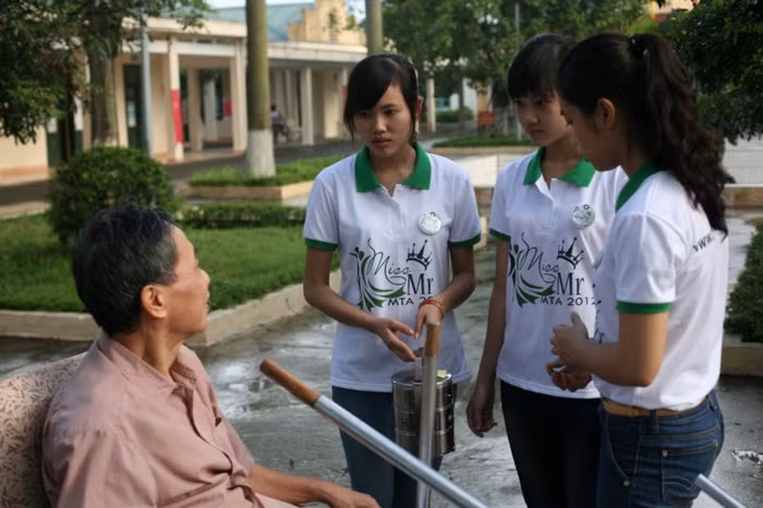 Các Miss Học viện quan tâm hỏi thăm từng cựu chiến binh. Khi nghe các cựu chiến binh kể về những gian khổ trong chiến đấu, những hi sinh, mất mát không khỏi làm các bạn rưng rưng xúc động.