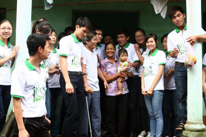 Các bạn thi sinh của Mr&Miss đến tận nhà thăm hỏi các gia đình bệnh binh. Các bạn thi sinh của Mr&Miss đến tận nhà thăm hỏi các gia đình bệnh binh.
