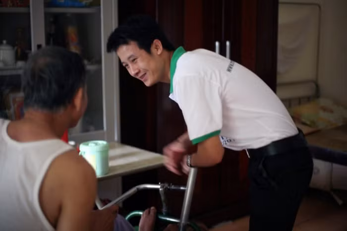 Tại trung tâm, các bạn thanh niên tình nguyện được chia sẻ trực tiếp những kỷ niệm khó khăn, gian khổ mà hào hùng suốt những năm tháng đấu của các bác thương binh. Sự thân tình của các bậc tiền bối càng làm cho các bạn trẻ biết quý trọng cuộc sống thời bình.