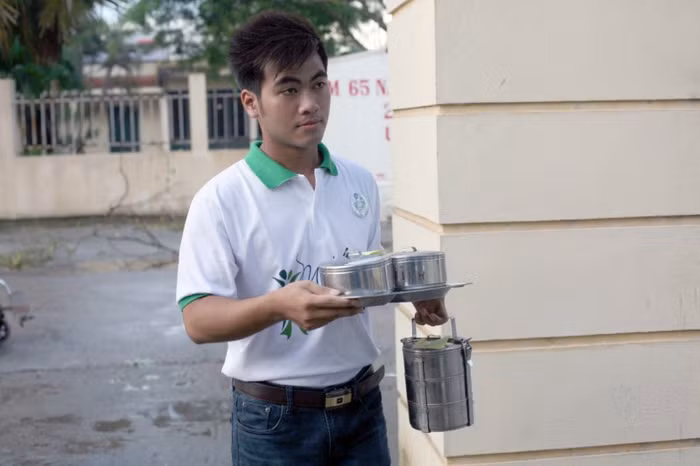 Các bạn đã tận tâm mang những suất ăn đến cho các thành viên của trung tâm