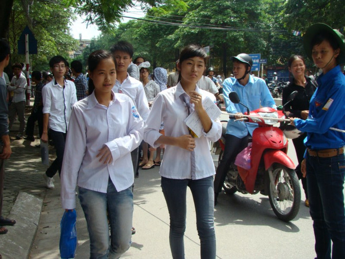 Các thí sinh dự thi vào ĐHQG Hà Nội - Ảnh Bích Thảo Các thí sinh dự thi vào ĐHQG Hà Nội - Ảnh Bích Thảo