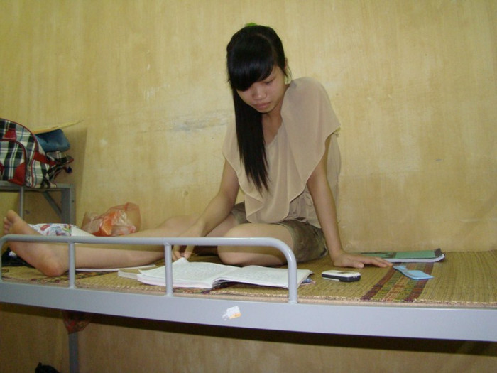 Mặc dù ở KTX đông người, nhưng tất cả các sĩ tử đều rất ý thức học tập, mỗi bạn một góc với những cuốn sách ôn luyện thêm kiến thức. Mặc dù ở KTX đông người, nhưng tất cả các sĩ tử đều rất ý thức học tập, mỗi bạn một góc với những cuốn sách ôn luyện thêm kiến thức.