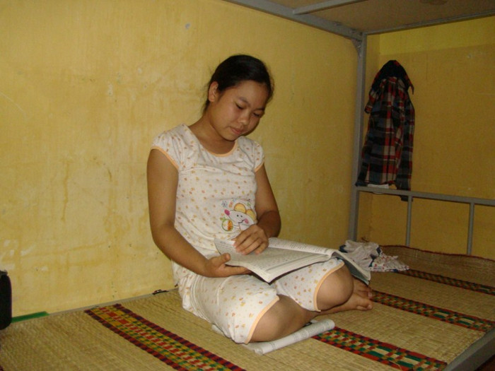 KTX Trường ĐH Công Đoàn mở cửa đón sĩ tử cùng người nhà đi thi từ nhiều năm nay. Hầu hết các phòng kí túc xá đều có sĩ tử ở. Với giá 35.000 đồng - 45.000 đồng/ngày, tương đối rẻ hơn so với các nhà trọ xung quanh khu vực nên rất nhiều sĩ tử đã chọn thuê trọ ở KTX, vừa rẻ, vừa có thể thử cảm giác của các anh chị sinh viên. KTX Trường ĐH Công Đoàn mở cửa đón sĩ tử cùng người nhà đi thi từ nhiều năm nay. Hầu hết các phòng kí túc xá đều có sĩ tử ở. Với giá 35.000 đồng - 45.000 đồng/ngày, tương đối rẻ hơn so với các nhà trọ xung quanh khu vực nên rất nhiều sĩ tử đã chọn thuê trọ ở KTX, vừa rẻ, vừa có thể thử cảm giác của các anh chị sinh viên.