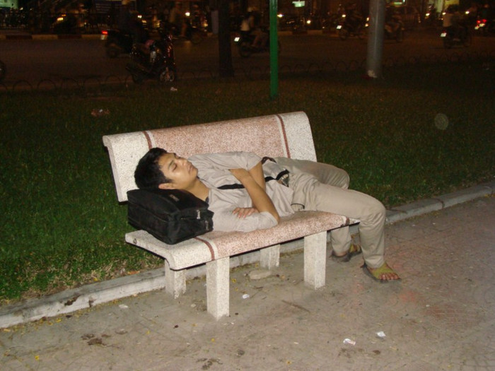 Tại vườn hoa trước cổng ĐH Công Đoàn vẫn thấy xuất hiện hình ảnh sĩ tử ngủ ngay trên ghế đá Tại vườn hoa trước cổng ĐH Công Đoàn vẫn thấy xuất hiện hình ảnh sĩ tử ngủ ngay trên ghế đá