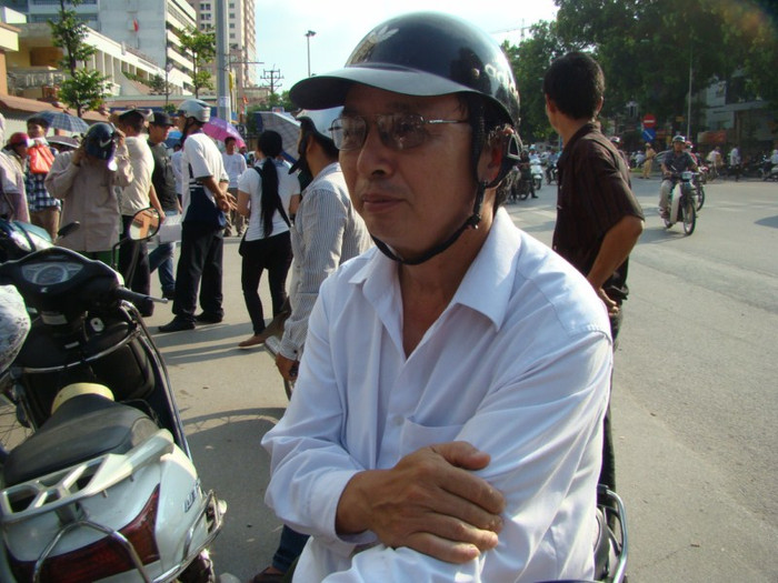 "Cháu nó thi trường Kinh tế quốc dân chắc được khoảng 23, 24 điểm rồi, nhưng do chiều lòng mẹ thích cho cháu thi vào công an nên cháu mới đi thi. Con gái vào công an thì sẽ được nhiều đặc cách, công việc hành chính lại nhàn. Nhưng nó cứ thích làm kinh tế hơn. Với tôi thì nó học ngành nào cũng được miễn là nó có niềm đam mê là được", phụ huynh Trần Bá Hồng có con thi tại Học viện An ninh chia sẻ. "Cháu nó thi trường Kinh tế quốc dân chắc được khoảng 23, 24 điểm rồi, nhưng do chiều lòng mẹ thích cho cháu thi vào công an nên cháu mới đi thi. Con gái vào công an thì sẽ được nhiều đặc cách, công việc hành chính lại nhàn. Nhưng nó cứ thích làm kinh tế hơn. Với tôi thì nó học ngành nào cũng được miễn là nó có niềm đam mê là được", phụ huynh Trần Bá Hồng có con thi tại Học viện An ninh chia sẻ.