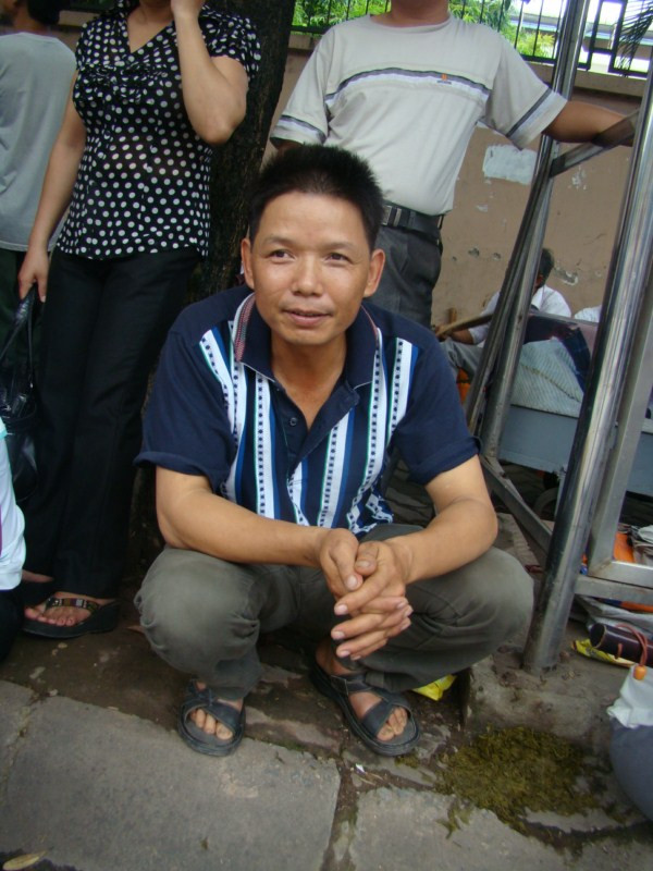 "Vợ chồng tôi bỏ mọi công việc ở nhà để đưa con đi thi. 12 năm của con chỉ mong chờ vào ngày này thôi nên vợ chồng tôi đi để động viên tinh thần cho cháu. Chúng tôi kì vọng rất nhiều vào cháu vì đó là cả tương lai của cháu. Việc cháu chọn trường là do sở thích của cháu chứ gia đình không can thiệp gì cả. Chỉ hi vọng là cháu thi đỗ thôi" – anh Đỗ Quang Hùng ở Hải Dương, phụ huynh của sĩ tử Đỗ Thị Diệu Hương thi vào Trường ĐH KH Tự nhiên. "Vợ chồng tôi bỏ mọi công việc ở nhà để đưa con đi thi. 12 năm của con chỉ mong chờ vào ngày này thôi nên vợ chồng tôi đi để động viên tinh thần cho cháu. Chúng tôi kì vọng rất nhiều vào cháu vì đó là cả tương lai của cháu. Việc cháu chọn trường là do sở thích của cháu chứ gia đình không can thiệp gì cả. Chỉ hi vọng là cháu thi đỗ thôi" – anh Đỗ Quang Hùng ở Hải Dương, phụ huynh của sĩ tử Đỗ Thị Diệu Hương thi vào Trường ĐH KH Tự nhiên.