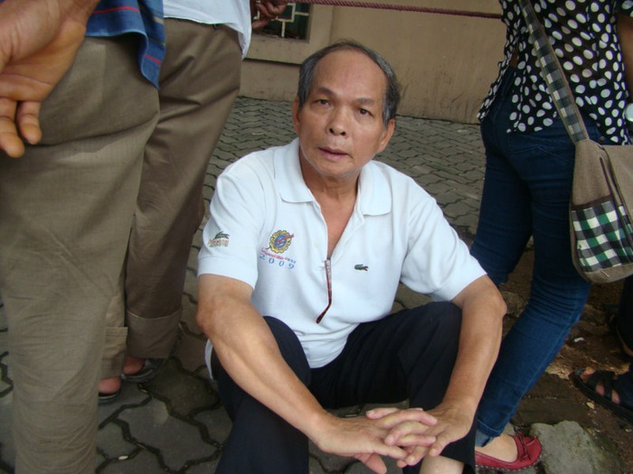 Ông Nguyễn Tuấn Kiệt đang là giảng viên, phụ huynh của thi sinh Nguyễn Tuấn Anh cho biết: "Học tài thi phận, chưa chắc đứa giỏi thật lại đỗ đại học đâu. Nên tôi cũng chỉ động viên cháu coi đây là một cuộc thi dành cho những người chăm chỉ và cả may mắn. Chẳng may có thất bại một lần cũng sẽ là bài học cho mình rút kinh nghiệm để lần sau trưởng thành hơn. Cổng trường ĐH ngày càng nhiều và không còn cao như những năm trước đây nữa rồi". Ông Nguyễn Tuấn Kiệt đang là giảng viên, phụ huynh của thi sinh Nguyễn Tuấn Anh cho biết: "Học tài thi phận, chưa chắc đứa giỏi thật lại đỗ đại học đâu. Nên tôi cũng chỉ động viên cháu coi đây là một cuộc thi dành cho những người chăm chỉ và cả may mắn. Chẳng may có thất bại một lần cũng sẽ là bài học cho mình rút kinh nghiệm để lần sau trưởng thành hơn. Cổng trường ĐH ngày càng nhiều và không còn cao như những năm trước đây nữa rồi".