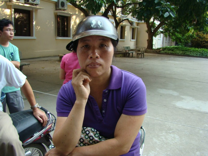 Phụ huynh Nguyễn Thị Ánh có con thi tại ĐH Hà Nội nói: "Gia đinh tôi nghèo lắm. Vợ chồng tôi không học hết cấp 2, cả đời chỉ quanh quẩn trong làng thôi. Cả họ nhà tôi đều mong cho cháu nó có thể học hành để mà ra ngoài lập nghiệp, chứ ở làng thì nghèo và khổ lắm". Phụ huynh Nguyễn Thị Ánh có con thi tại ĐH Hà Nội nói: "Gia đinh tôi nghèo lắm. Vợ chồng tôi không học hết cấp 2, cả đời chỉ quanh quẩn trong làng thôi. Cả họ nhà tôi đều mong cho cháu nó có thể học hành để mà ra ngoài lập nghiệp, chứ ở làng thì nghèo và khổ lắm".