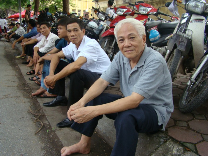 Ông Hoàng Kim Tháp - ông ngoại của thí sinh Nguyễn Ngọc Huy cho biết: Tôi và bố cháu đưa nó đi thi để động viên tinh thần. Tôi từng làm ở Hà Nội nên đã đưa cả chục đứa cháu đi thi. Tôi thấy rằng không nên đặt nặng vấn đề đỗ hay không đỗ lên vai các cháu. Chúng ta cần phải động viên các cháu làm hết khả năng của mình là được. Tôi vẫn nói với cháu là giả sử như không đỗ trường này thì cháu học trường khác, hoặc năm sau thi lại. Cuộc đời còn dài và phải phấn đấu thường xuyên". Ông Hoàng Kim Tháp - ông ngoại của thí sinh Nguyễn Ngọc Huy cho biết: Tôi và bố cháu đưa nó đi thi để động viên tinh thần. Tôi từng làm ở Hà Nội nên đã đưa cả chục đứa cháu đi thi. Tôi thấy rằng không nên đặt nặng vấn đề đỗ hay không đỗ lên vai các cháu. Chúng ta cần phải động viên các cháu làm hết khả năng của mình là được. Tôi vẫn nói với cháu là giả sử như không đỗ trường này thì cháu học trường khác, hoặc năm sau thi lại. Cuộc đời còn dài và phải phấn đấu thường xuyên".