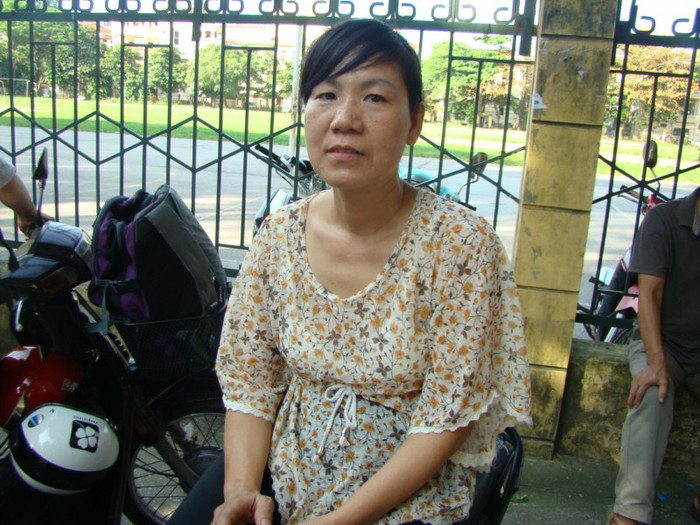 "Mấy môn trước cháu nó làm bình thường, Nó học trường Trần Nhân Tông, lực học bình thường thôi nên gia đình xác định không chắc cháu sẽ đỗ được đại học. Nếu nó đỗ thì học không thì lại đi học cao đẳng, học nghề. Bố mẹ cũng không biết nhiều về trường lớp nên tùy cháu nó lựa chọn thôi. Vì biết lực học của con rồi nên tôi cũng không lo lắng gì cả mà chỉ động viên con thi cử cho tốt thôi. Nếu được điểm sàn thì còn có thể được nhiều cửa để xem xét". Nguyễn Thanh Hằng mẹ của thí sinh Hàn Quốc Việt. "Mấy môn trước cháu nó làm bình thường, Nó học trường Trần Nhân Tông, lực học bình thường thôi nên gia đình xác định không chắc cháu sẽ đỗ được đại học. Nếu nó đỗ thì học không thì lại đi học cao đẳng, học nghề. Bố mẹ cũng không biết nhiều về trường lớp nên tùy cháu nó lựa chọn thôi. Vì biết lực học của con rồi nên tôi cũng không lo lắng gì cả mà chỉ động viên con thi cử cho tốt thôi. Nếu được điểm sàn thì còn có thể được nhiều cửa để xem xét". Nguyễn Thanh Hằng mẹ của thí sinh Hàn Quốc Việt.