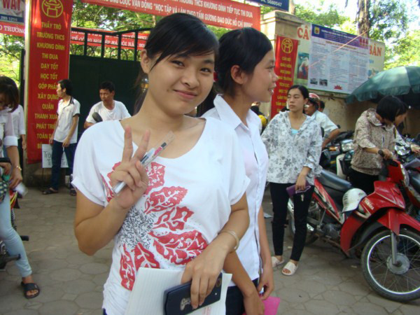 Thí sinh tươi cười sau kì thi ĐH