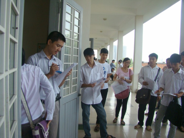 TS chuẩn bị vào phòng thi (ảnh Bích Thảo)