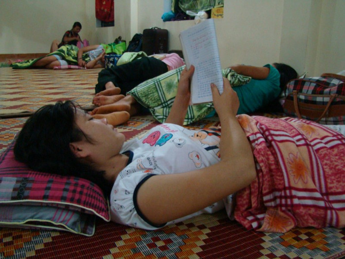 Hiện tại, Chùa Bằng đang có gần 100 sĩ tử cùng người nhà đang "nương nhờ". Số thí sinh sẽ được chia ra làm hai khu nam và nữ riêng biệt. Hiện tại, Chùa Bằng đang có gần 100 sĩ tử cùng người nhà đang "nương nhờ". Số thí sinh sẽ được chia ra làm hai khu nam và nữ riêng biệt.