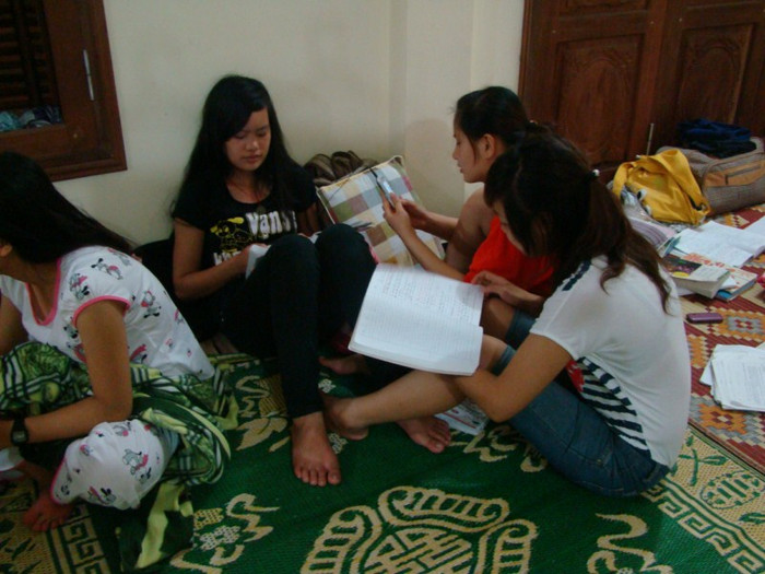 Có những thí sinh thi tại các địa điểm xa cách chùa đến cả chục km, nhưng do không có điều kiện nên vẫn phải xin tá túc tại chùa. Có những thí sinh thi tại các địa điểm xa cách chùa đến cả chục km, nhưng do không có điều kiện nên vẫn phải xin tá túc tại chùa.