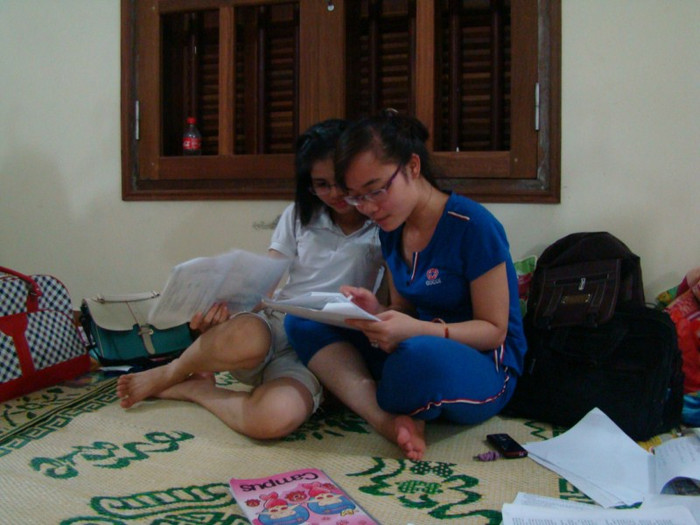 Ngay khi vừa bước chân xuống bến xe,các sĩ tử đã được đội sinh viên tình nguyện đón vào chùa ở. Ngay khi vừa bước chân xuống bến xe,các sĩ tử đã được đội sinh viên tình nguyện đón vào chùa ở.